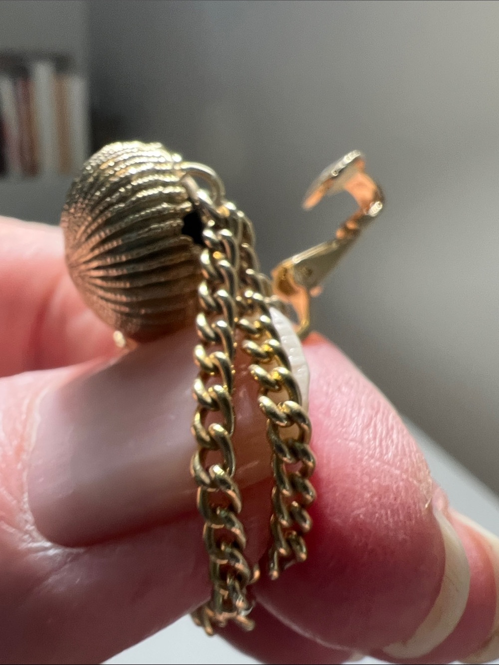 Golden Chain Tassel Dome Clip-On Earrings - Vintage - Picture 11 of 13